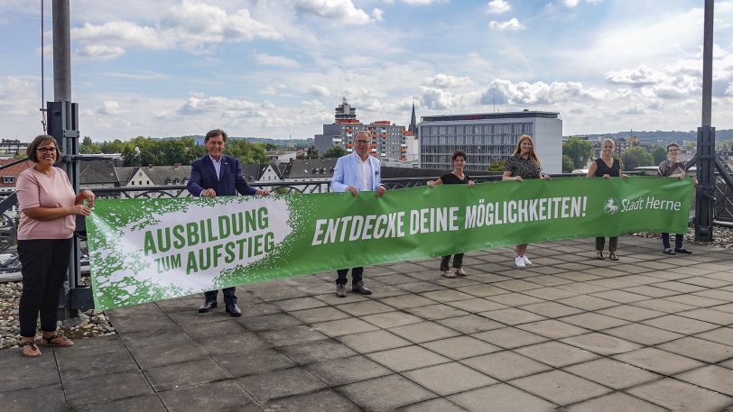 v.l. Anita Krato, Oberbürgermeister Dr. Frank Dudda, Karl-Heinz Harbott (Fachbereichsleiter Personal und Zentraler Service), Nicole Becker, Laura Tonk, Ida Wiesner und Vera Donnerbauer.