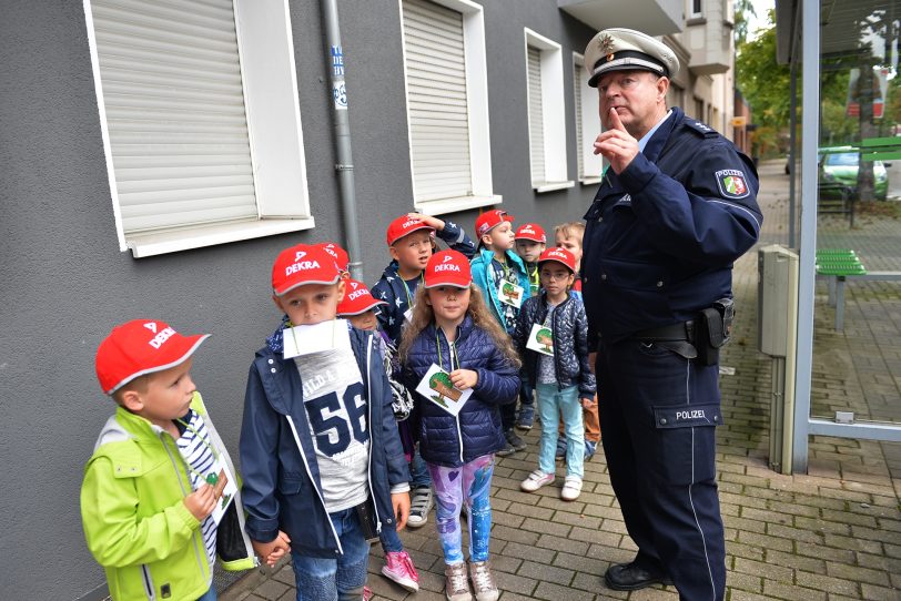 Schulwegsbegehung mit dem Bezirksbeamten Köhler der Polizei in Unser-Fritz.