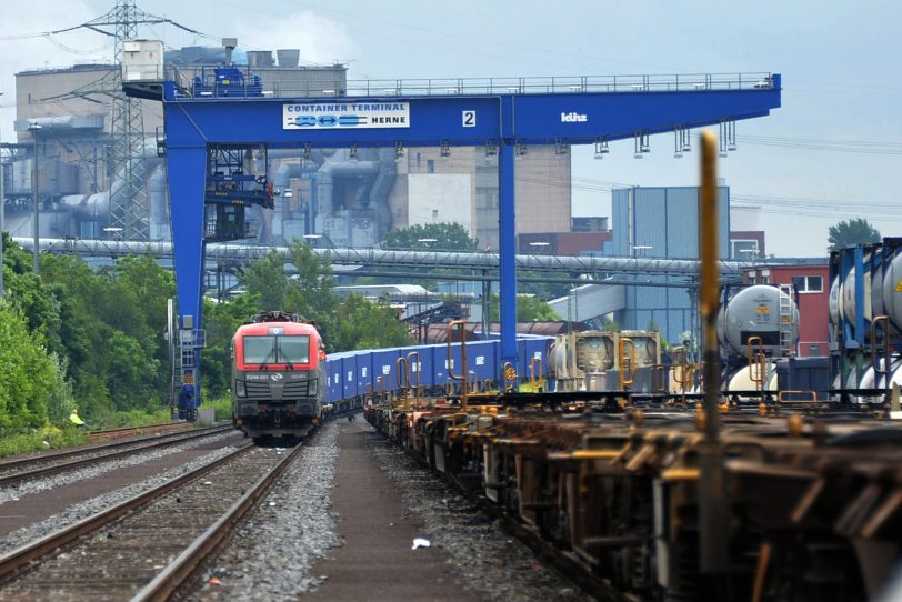 Der Güterzug aus China fährt in den Container-Terminal ein.