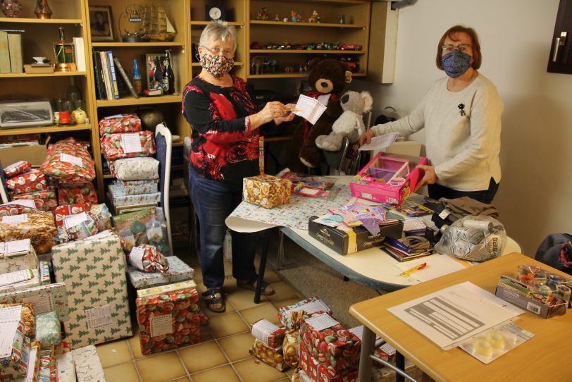 Frauen Caritas-Konferenz St. Anna in St. Marien Herne-Baukau packen Geschenke für die Ohm-Schüler.