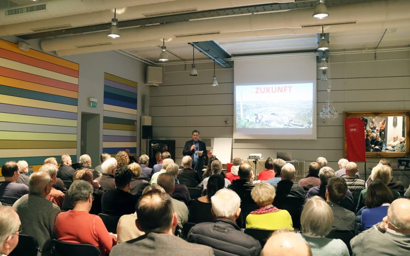 Die SPD-Fraktion lud zu einer Diskussionsveranstaltung über die Fläche General Blumenthal. Fraktionschef Udo Sobieski (hinten) war der Moderator.