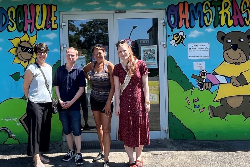 v.l. Angela Kischkel (Rotary Club Herne), Daniel Ache (Schulleiter Grundschule Ohmstraße), Gabriele Hartwig (OGS Grundschule Ohmstraße) und Carina Hölken (Yoga Wombat).