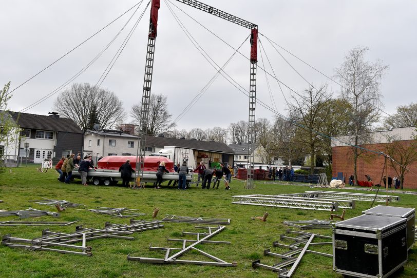 Eltern und Lehrer der Kolibri Schule bauen gemeinsam mit den Artisten das Zirkuszelt auf.