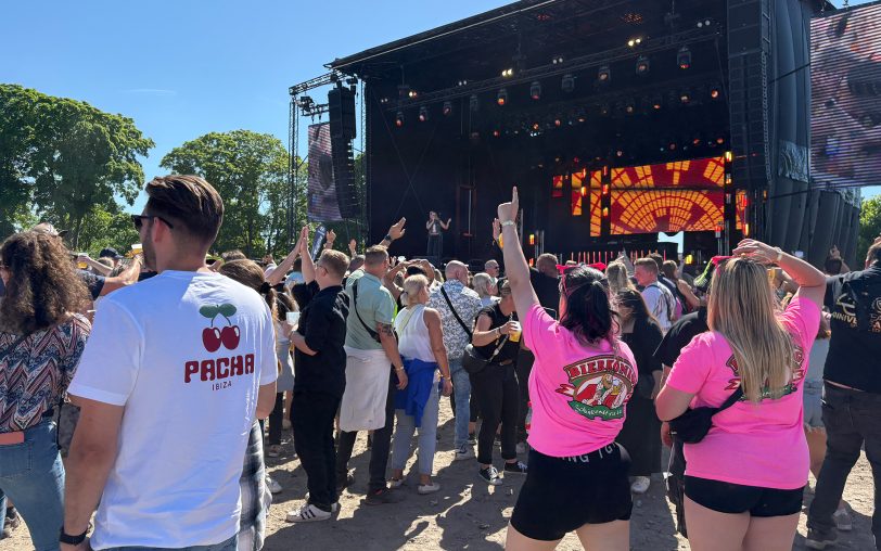 Fotos vom Mallorca-Festival "Crange Total" auf dem Kirmesplatz am Samstag (10.5.2025). Auf der Bühne Anny aus dem Megapark.