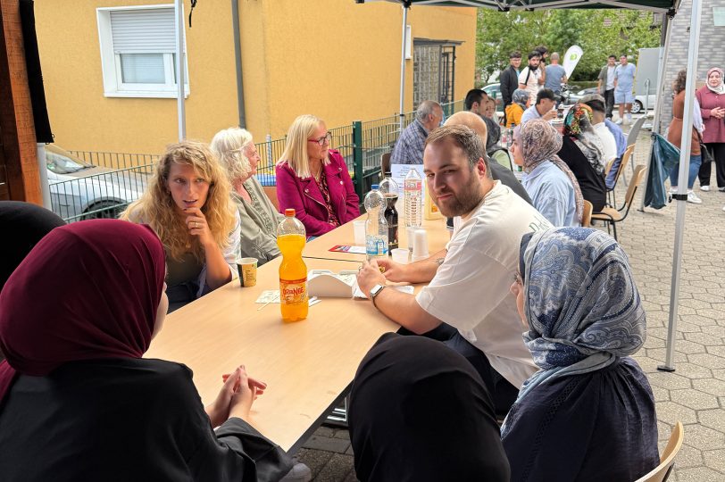 Grillen mit Politikern vor der Wahl 2025 – im Hof der Islamischen Gemeinde Röhlinghausen.