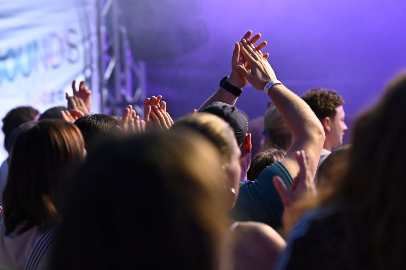 Feiernde Fans auf dem Festival.