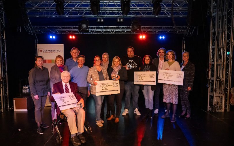 Ehrenamt in Krisenzeiten: Der Engagementpreis 2024 wurde vom Paritätischen NRW im Circus Schnick-Schnack verliehen. Das Bild zeigt ein Gruppenbild der Preisträger.