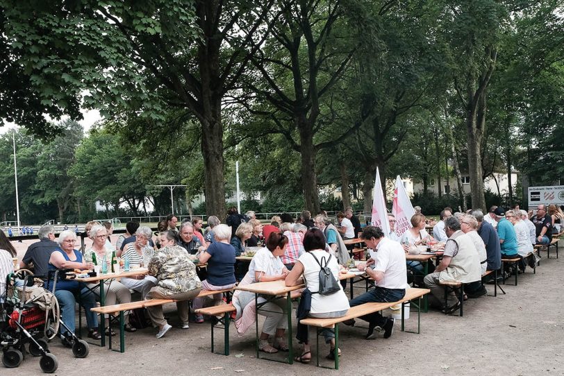 Ökumenische Picknick-Tafel im Horststadion im Jahr 2017.