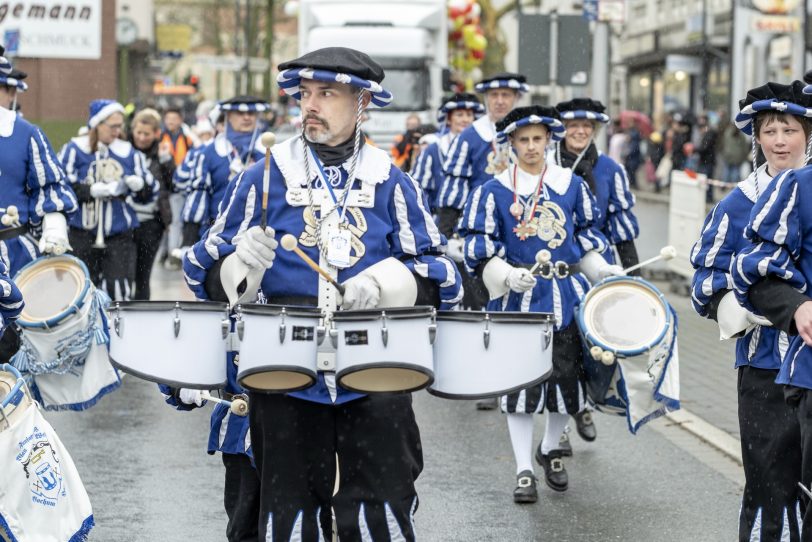 Der Karnevalsumzug am Rosenmontag (04.03.2019) in Herne (NW). Der Umzug startete pünktlich um 12 Uhr vom Kurt-Edelhagen-Platz in Sodingen in Richtung Innenstadt. Trotz der Unwetterwarnung des DWD hatten sich die HeKaGe und das Ordnungsamt entschieden, den Zug rollen zu lassen. Kurz nach dem Start setzte ein heftiger Schauer ein, der Teilnehmer und Zuschauer ordentlich durchweichte.
