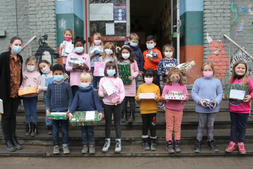 Caritas der Gemeinde St. Marien Baukau beschenkt Grundschüler zum Weihnachtsfest 2021.