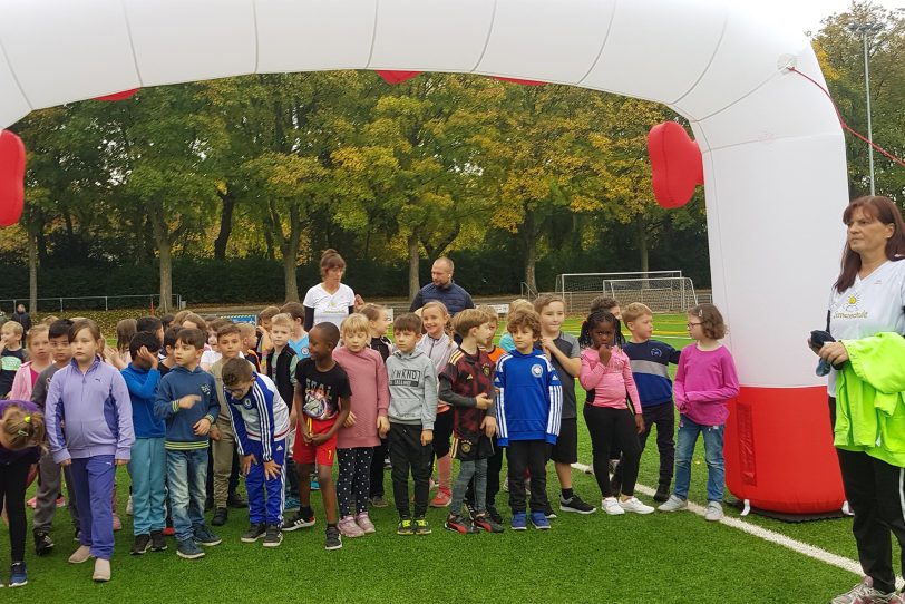 Die Klasse 2a macht sich startklar und wartet auf den Startschuss.