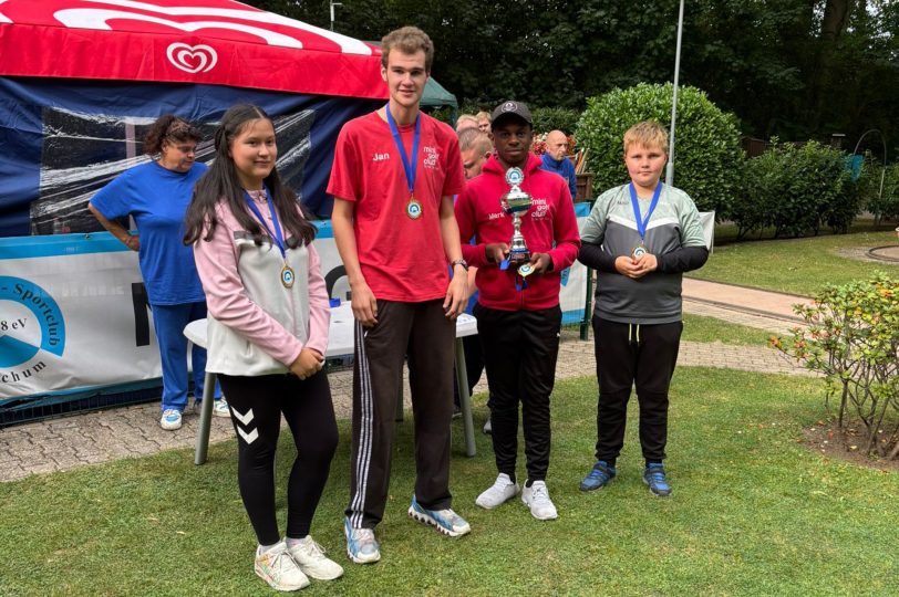Schüler-Minigolfer des MGC Wanne-Eickel beim Kohlenpott-Cup in Langendreer. im Bild v.l Sonja Knoll 3. Platz, Jan Dorny 2. Platz und Mark Omoruyi der den 4 Platz belegte.