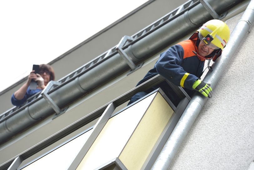 Micheline Bau (li) beobachtet den Rettungseinsatz.