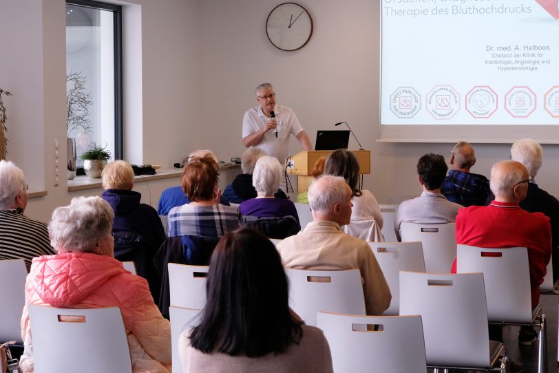 Großes Interesse am Herz-Café im EvK Herne: Chefarzt der Kardiologie referierte im April 2025 zum Thema Bluthochdruck