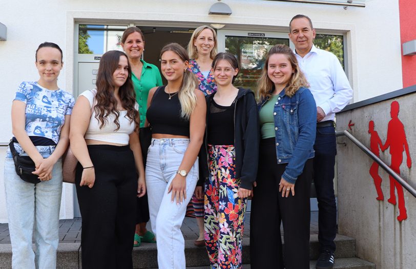 Die FSJler und BFDler des aktuellen Jahrgangs haben jetzt ihren Dienst beim Herner Caritasverband beendet. Im Bild (v. r. n. l.): Caritas-Vorstand Ansgar Montag, Hannah Krüger, Luna Jaroni, Stephanie Deutsch (Caritas-Schulbetreuung), Elisa Schmidt, Elisabeth Bruns (Caritas-Personalabteilung), Finja Rammert, Mathilda Sensen. Es fehlen: Emma-Sophie Feldhaus, Annika Kempers, Can Damar, Charlott Gräf, Marius Stamm, Noah Gradas.