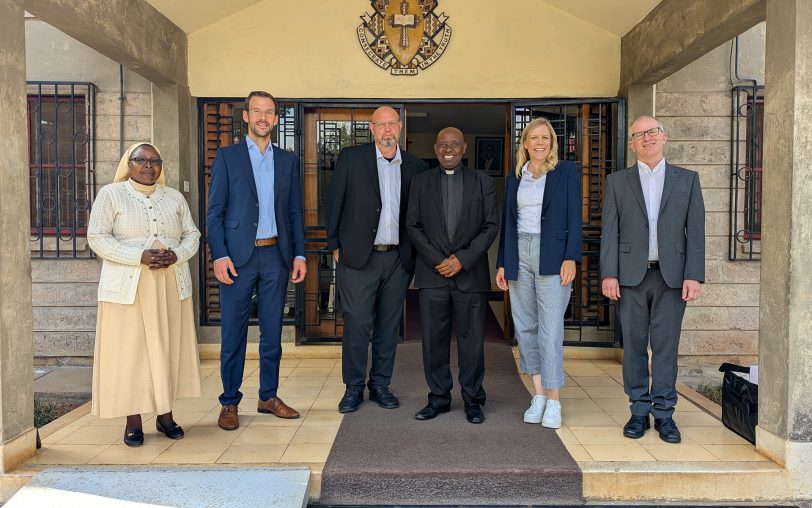 In Kenia: (v.li.) Sr. Dr. Bibiana Ngundo, Matthias Kirste, Prof. Dr. Jörg Frochte, Vice-Chancello Very Rev. Prof. Stephen Mbugua Ngari, Prof. Dr. Martina Schlüter-Cruse und Prof. Dr. Peter Hense.