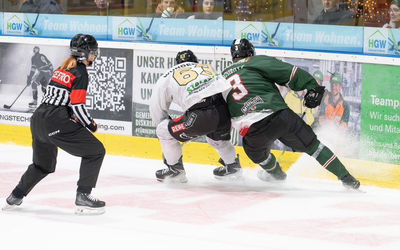 Lennart Schmitz (re.) und der HEV erkämpften sich im Spiel gegen Erfurt mit einem 5:4 nach Verlängerung zwei Punkte.