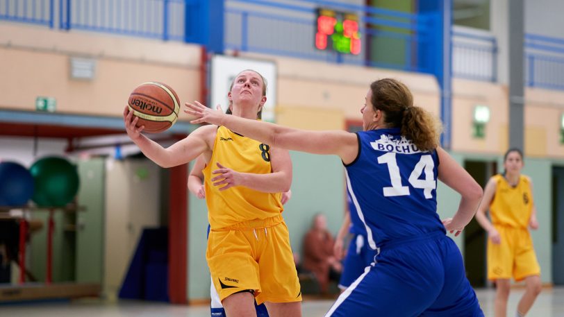 Lea Günther (li.) von den Ruhrpott Baskets Herne war gegen die AstroStars Bochum am Ball und erfolgreich.