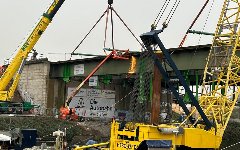Die Brücke wurde durch einen Schweißer durchtrennt - das dauerte anstatt von zehn Minuten weit über eine Stunde.