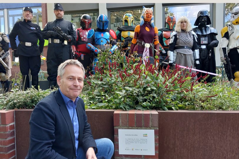 Stadtrat Stefan Thabe bei der Eröffnung der Fläche des „Kleinen Hölkeskamprings“ vor dem Stadtteilzentrum H2Ö am Sonntag (15.9.2024).