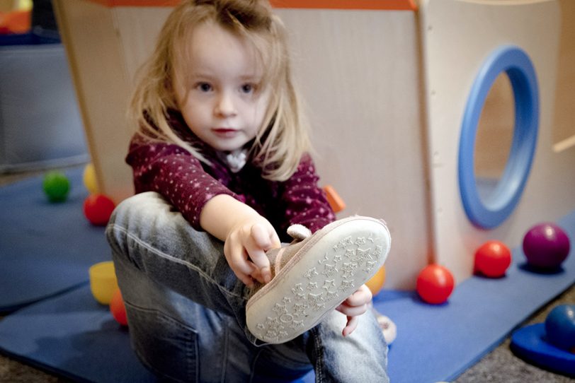 Schuhe anziehen.