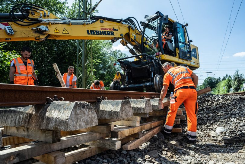 Nach der Flutkatastrophe im Juli 2021: Instandsetzungs-Arbeiten am Gleisbett der Deutschen Bahn.