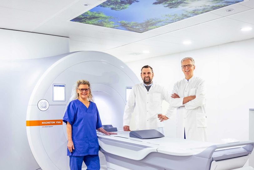 Präsentieren das neue MRT-Gerät des Institut für Diagnostische, Interventionelle Radiologie und Nuklearmedizin des Marien Hospital Herne (v. l. n. r.): Tanja Hunk, Medizinische Fachangestellte, Prof. Dr. Lars Schimmöller, Direktor, und Dr. Guido Winnekendonk, Leitender Oberarzt.