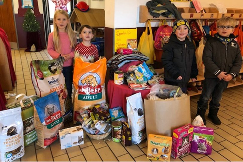 Kita-Kinder mit den Futterspenden.