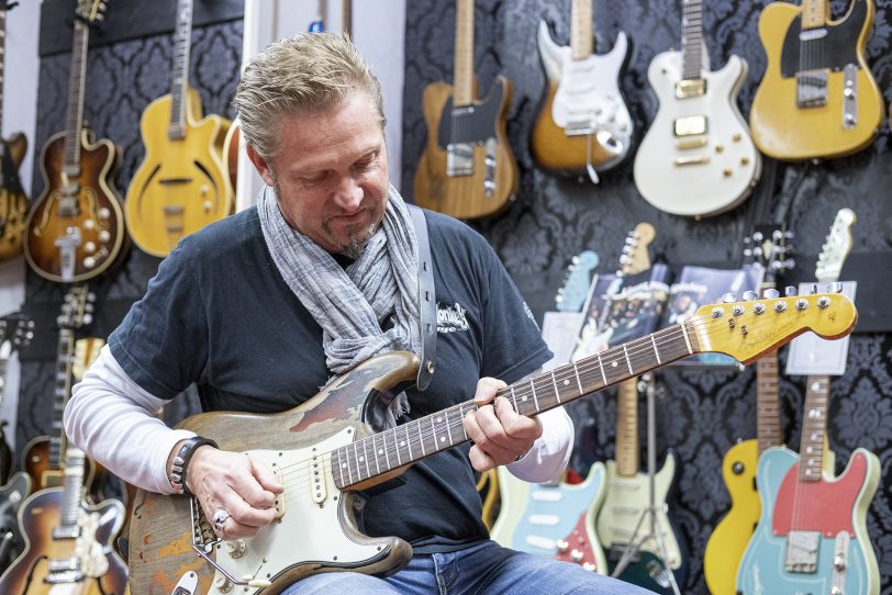 Unplugged - Dirk Gerlach bringt die Gitarrensaiten zum Klingen.