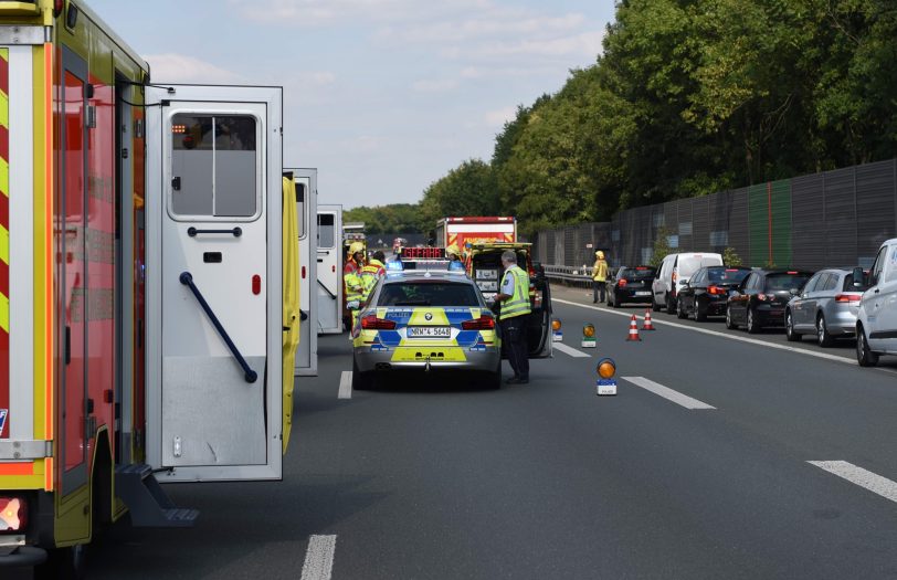 Unfall auf der A42 mit vier verletzten Personen.