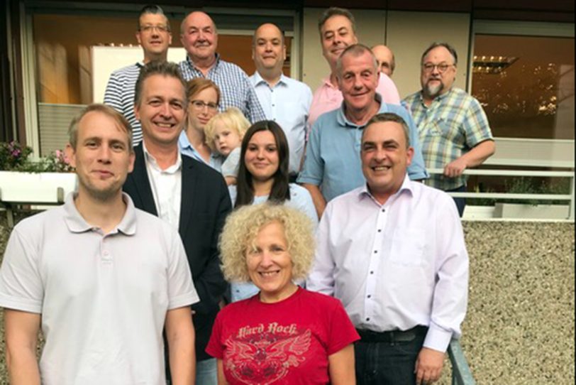 Patrick Steinbach (v.l), Gaby Przybyl (v.m.) mit Vertreter der SPD-Ortsvereine.