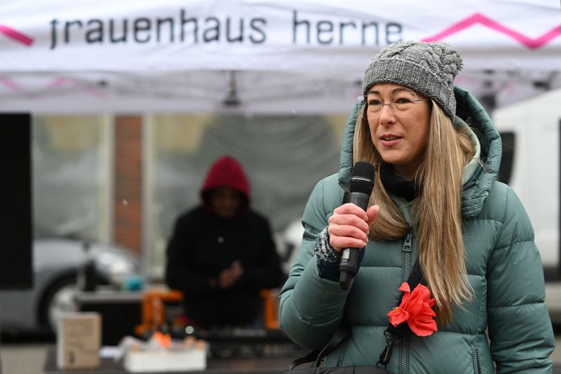 Sozialdezernentin Stephanie Jordan zeigt sich selbst sehr emotional bei der Eröffnung.