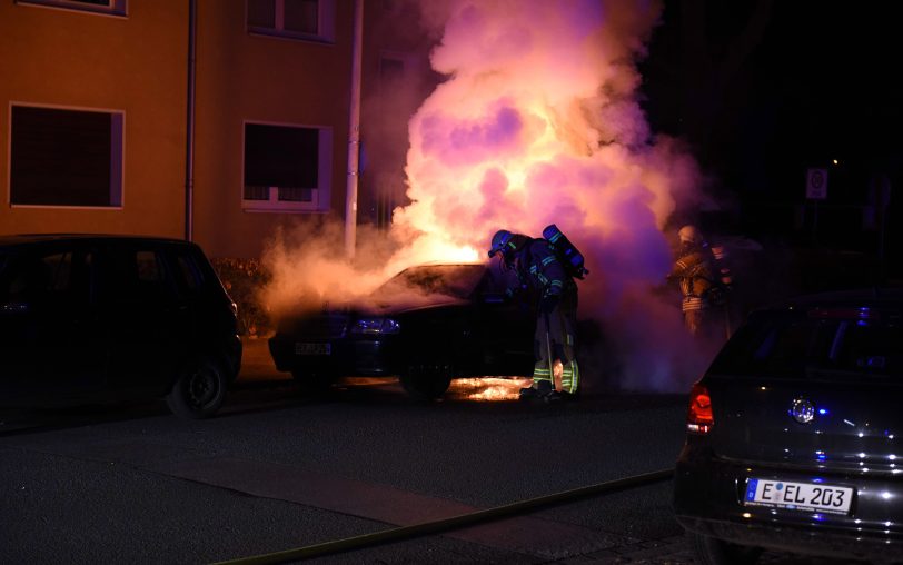 Feuerwehr löscht Auto.