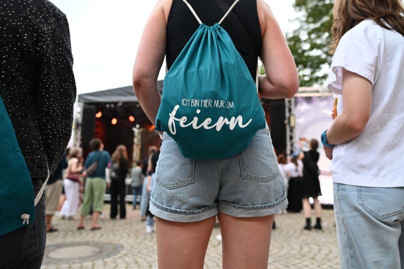 Ich bin hier zum Feier - Klares Statement auf dem Rucksack