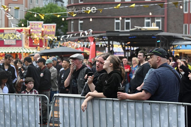 Vor der Bühne tanzten und hüpften viele Leute mit.