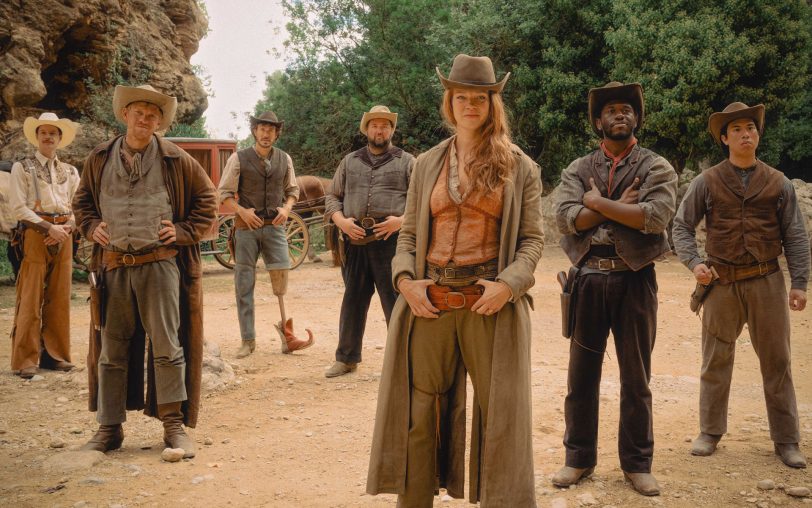 Die Chefin und ihre Westernbande (v.l.): Merlin Sandmeyer (als Komparse Wolfgang), Pit Bukowski, Tobias van Dieken, Daniel Zillmann, Jessica Schwarz (als Boss), Akeen van Flodrop und Tutty Tran.