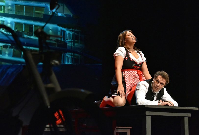 Mofa-Roadmovie: 25 km/h: Georg (Guido Thurk) hat bei Ute (Samira Hempel) nur scheinbar die Hosen an.