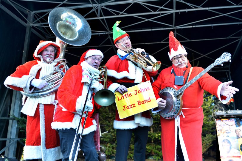 Die Gute-Laune-Band 'Little Johns Jazz Band' beim 4. Adventsmarkt in Altenhöfen am Samstag (30.11.2024).