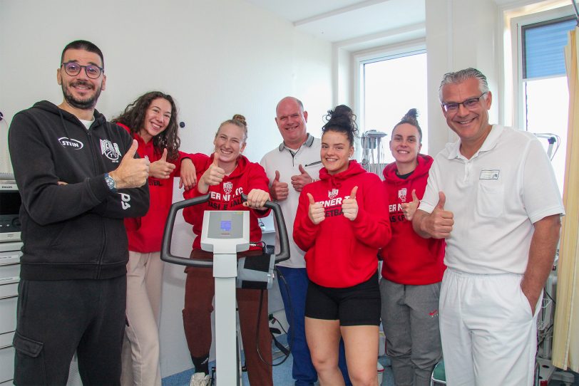 Beim Check-up im EvK v.l. Predrag Stanosic, Sona Svetlikova, Olga Trzeciak, Dr. Patrick Seidl, Kasey Kidwell, Julia Niemojwska und Dr. Ali Halboos.
