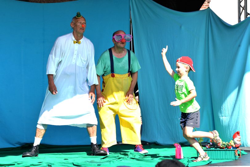 Kindertheater Pappmobil gastiert mit dem Clownsstück &amp;amp;amp;#039;Blümchen und Beule&amp;amp;amp;#039; auf der OpenAir-Bühne der Flottmann-Hallen. im Bild: Bernd Staklies und Schauspielerkollege Helmut Wirtz.