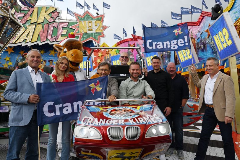 Freuen sich über die neue Crange-Gondel am Fahrgeschäft Breakdance No 2 und den baldigen Kirmesstart: (v.l.) Albert Ritter, Kirmeskönigin Pauline I., Kirmesmaskottchen Fritz, Frank Dudda, Eduard Belker, Fachbereichsleiter Öffentliche Ordnung, Thomas Grass, Betreiber Breakdance 2.0, Alexander Neumann, Platzmeister / Kirmesplaner Cranger Kirmes, Timo Lichte, Präsident Schaustellervereinigung Herne und Holger Wennrich, Geschäftsführer Stadtmarketing Herne