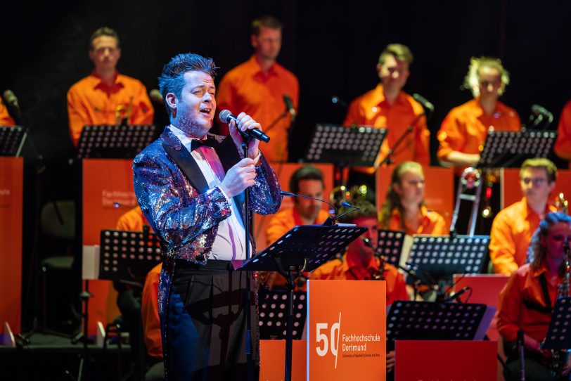 East West European Jazz Orchestra mit dem Sänger Morgan Moody.