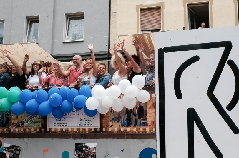 Kirmes-Umzug 2019: Ohne Zwischenfälle erreichten die Feiernden die Bühne vor der Christuskirche.