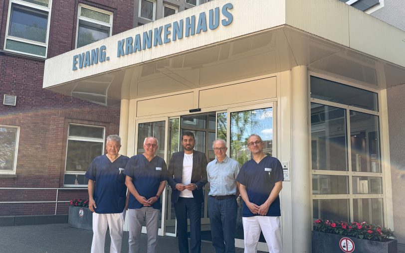Gespräch am EvK Herne-Eickel über die Infektiologie: (v.li.) Dr. Uwe Werfel, Prof. Dr. Santiago Ewig, Serdar Yüksel (SPD), Prof. Dr. Gerd Fätkenheuer und Dr. Christian Giesa (Leiter Infektiologie).