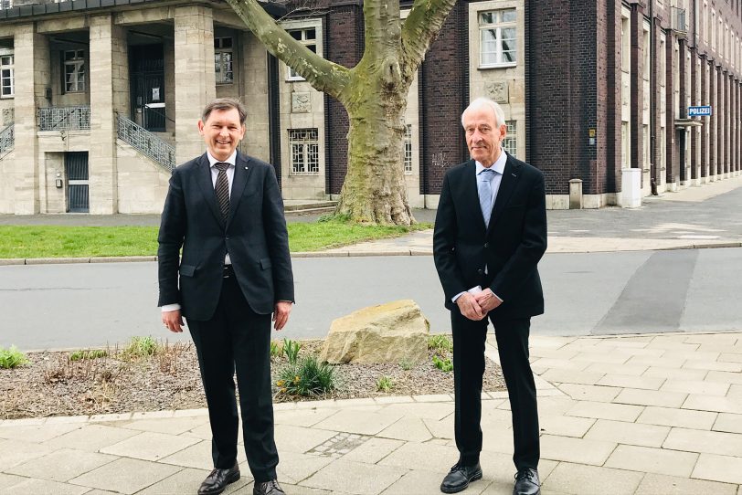 Oberbürgermeister Dr. Frank Dudda (li.) und Jan Thürmer vor dem Polizeigebäude.