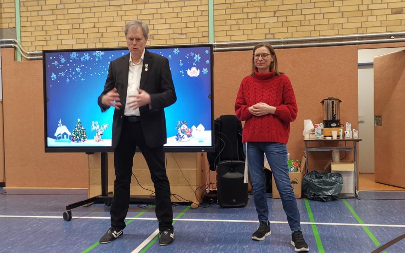 Der Vorsitzende Roland Jensen (li.) eröffnete die Feier.