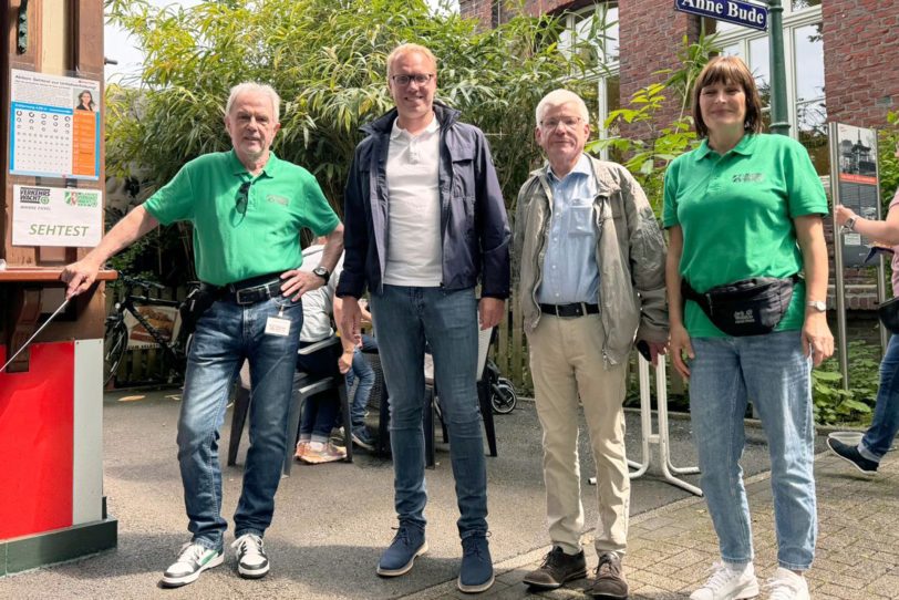 Bundestagsabgeordneter Hendrik Bollmann am Stand der Verkehrswacht.