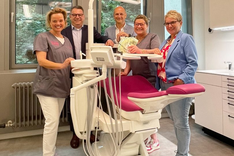 Haranni Dental Zentrum spendet 5.000 Euro an das Ev. Kinderheim. im Bild: Kinderheim Geschäftsführer Patricia Beiderbeck (re.) und Jan Scholly (m.) bei der Spendenübergabe im neuen Haranni Dental Zentrum mit (v.l.) den Inhabern Dr. Kathrin Paeske-Hinz, Dr. Ingo Paeske und Dr. Petra Hinz
