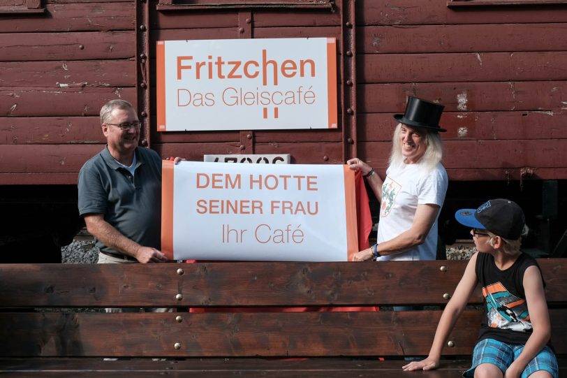Die inoffizielle Eröffnung des Cafés im Hof des Heimatmuseums - Fritzchen Das Gleiscafé. Die neuen Besitzer sind: Sandra Apostel und Mondritter Graf Hotte.