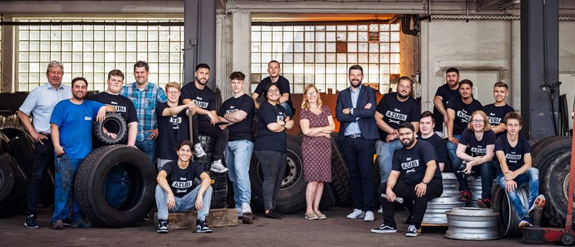Zehn Auszubildende stellt Reifen Stiebling zum 1. August 2022 ein. Die Unternehmens-Zentrale in Herne wurde ihnen von den Geschäftsführern Christian (li.) und Alexander Stiebling sowie Personalchefin Regina Gabryszczak (beide Bildmitte) bereits vorgestellt.